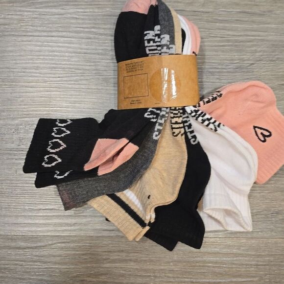 Steve Madden 6-PK Heart, Stripe, & Solid Quarter Socks - Picture 5 of 6